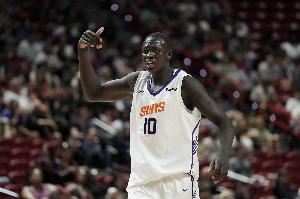 没状态！10号秀马卢阿奇半场7投仅2中拿到4分3板4犯规 正负值-10